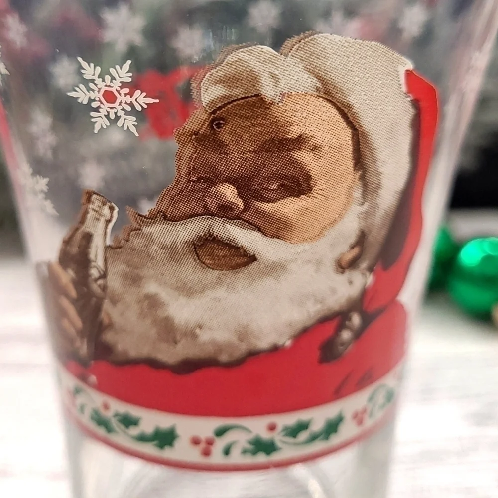 🎈4/$25 Vintage coca cola Holly berry Santa glass - Picture 5 of 5